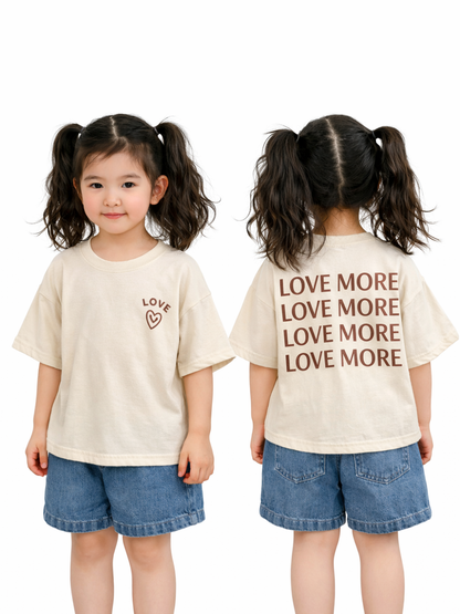 白い背景の上に、ベージュ×ブラウンのボーダー柄ニットロンパースが平置きされており、肩はリボン結び、裾はフリル仕様で、周囲に造花とベビーシューズなどの小物が配置されている。