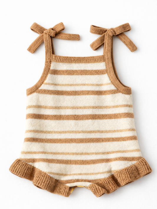 キャメルのボーダー柄サロペットロンパース 正面 全体
