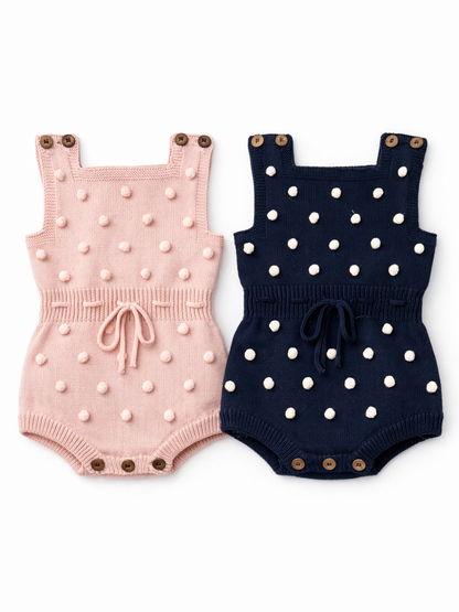 ピンクとネイビーのボンボン付きノースリーブ三角ボディスーツの2色展開
