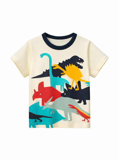 白背景のスタジオ撮影。ネイビーのリブ襟が付いたクリーム色のキッズ半袖Tシャツで、前面に恐竜のイラストが大きくプリントされている。青緑・赤・黄色・黒・グレーなどのカラフルな恐竜シルエットが重なったデザイン。
