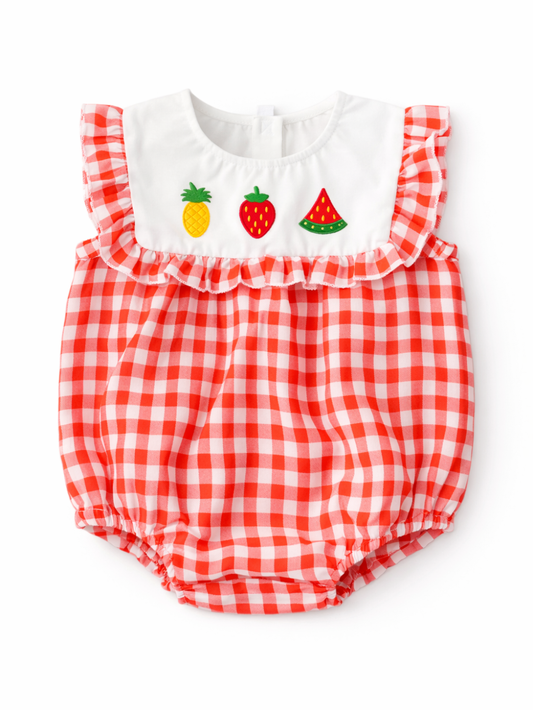 白背景のスタジオ撮影。赤白ギンガムチェックのベビーロンパースで、白いヨーク部分にパイナップル・いちご・スイカの刺繍ワッペン付き。肩まわりにフリルがあり、裾はゴム入りでふんわりしたシルエット。
