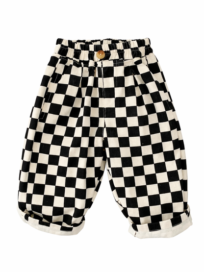 白背景で見せる ブラックのチェッカー柄ワイドパンツ 全体
