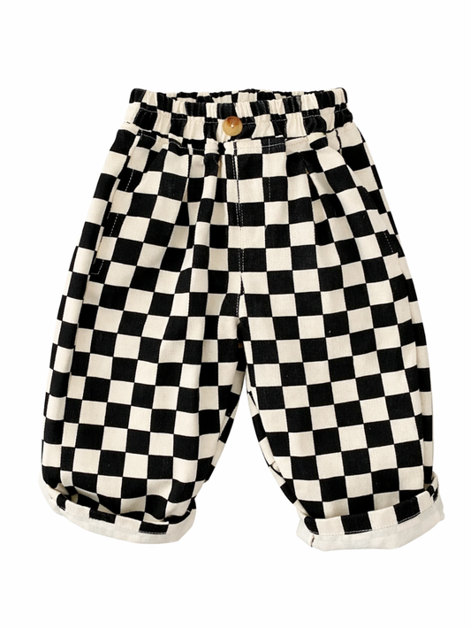 白背景で見せる ブラックのチェッカー柄ワイドパンツ 全体
