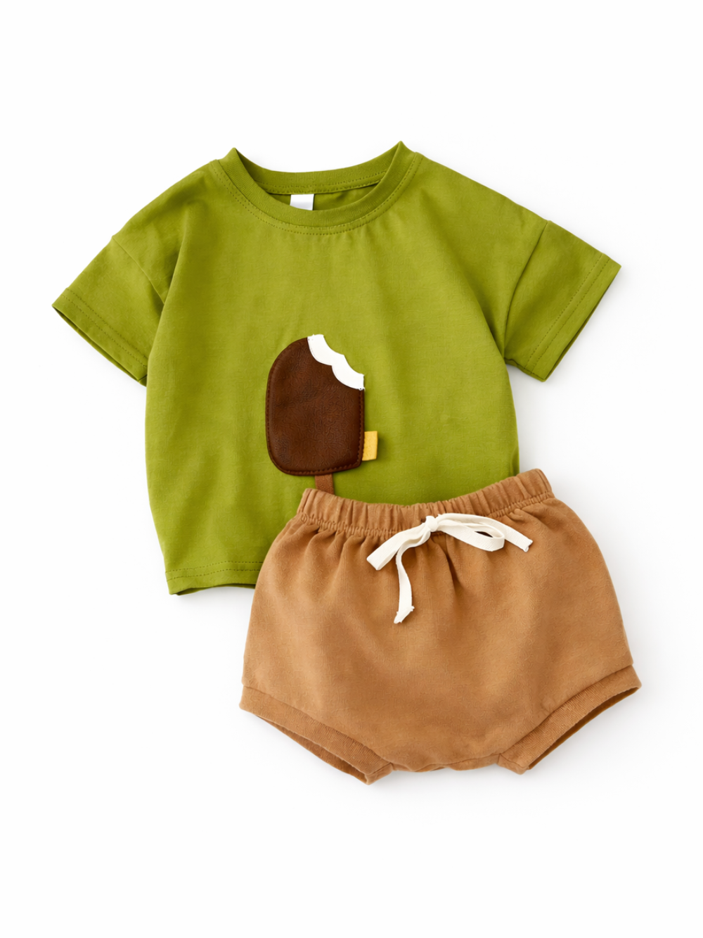 白背景で、ベビー用2点セットを平置きで撮影した商品画像。グリーンの半袖Tシャツ（アイスのアップリケ付き）と、ブラウンのブルマ風ショーツ（ウエストゴム＋リボン紐）を並べている。
