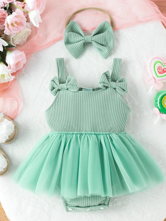 グリーンのスカート付きベビーロンパースとリボンヘアバンド 正面の全体
