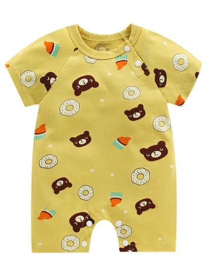 くまとドーナツのプリントが可愛い半袖ベビーロンパースの正面デザイン
