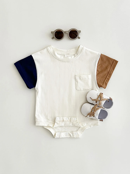 ベビー用半袖ボディスーツのフラットレイ正面イメージ
