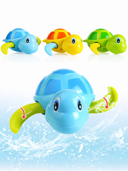 白背景で、ゼンマイ式のカメ型バストイを紹介する商品画像。上段にブルー・イエロー・グリーンの3色を並べ、下段は水しぶきの中を進むブルーのカメを大きく表示し、ヒレの動きを示す赤い矢印が付いている。
