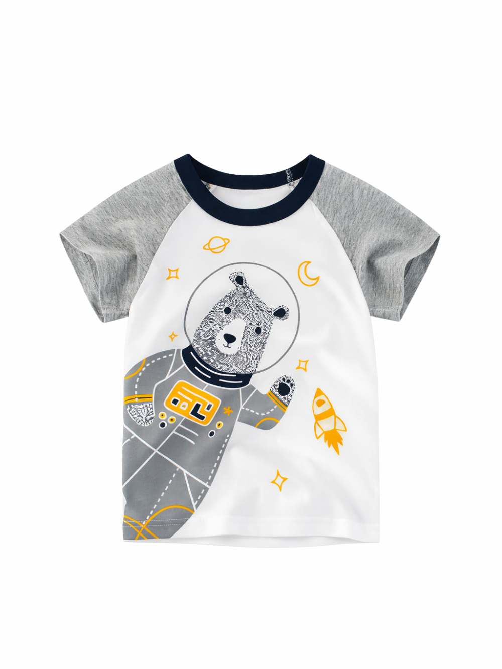 宇宙飛行士のクマ柄がプリントされた子ども用ラグランTシャツ（白×グレー袖、ネイビーの襟、星・月・ロケットのアクセント）を白背景で単体表示した商品画像。
