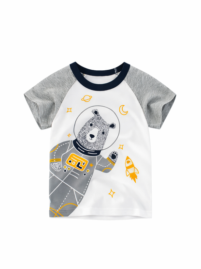 宇宙飛行士のクマ柄がプリントされた子ども用ラグランTシャツ（白×グレー袖、ネイビーの襟、星・月・ロケットのアクセント）を白背景で単体表示した商品画像。
