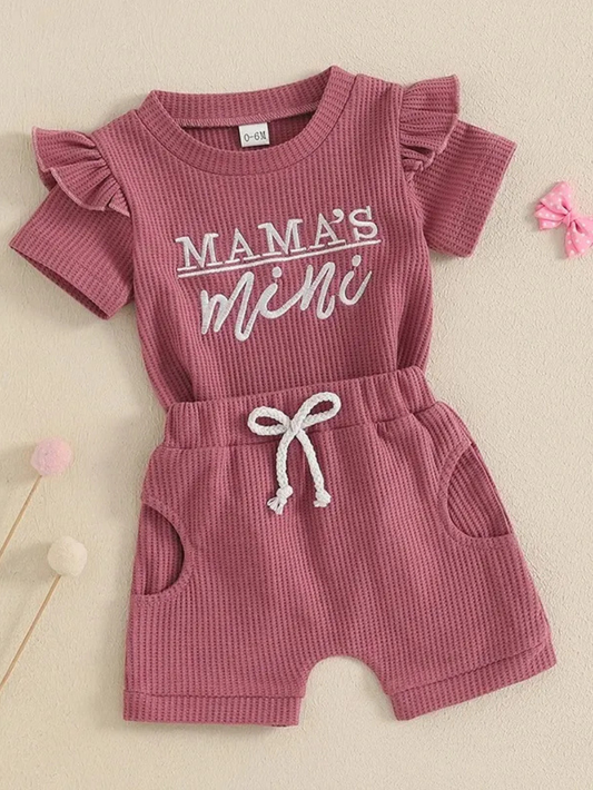 ピンクのワッフルセットアップ全体（刺繍ロゴトップスとショートパンツ）
