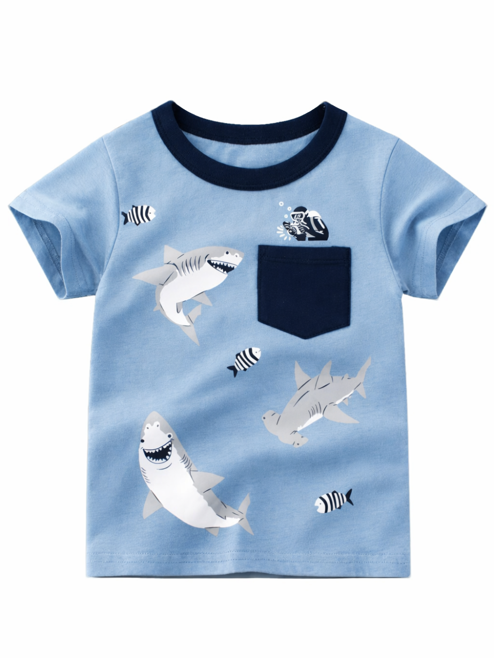キッズ用ライトブルーTシャツ。ネイビーのリブ襟と胸ポケット付きで、サメとしま模様の小魚、ポケット付近にダイバーのプリントがある。白背景で単品。
