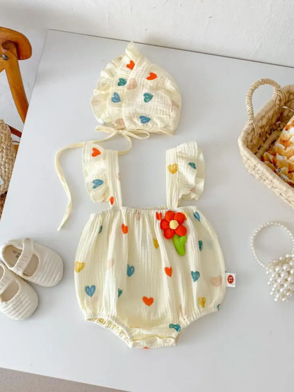 ハート柄ベビースリングロンパースと帽子の2点セット全体（平置き）
