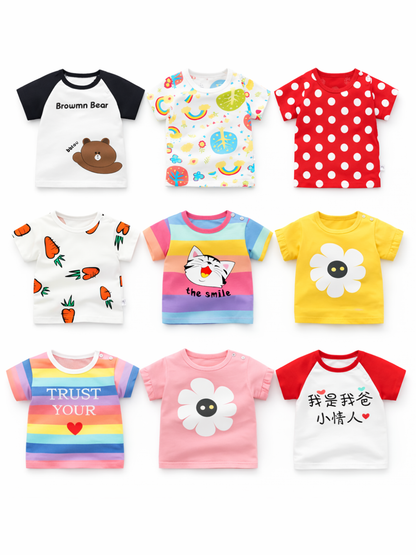 白背景に、子ども用Tシャツ9枚を3×3で中央配置したフラットレイ画像。くま柄、カラフル総柄、水玉、にんじん柄、レインボーボーダー、花柄、英字プリント、中国語プリントなど多様なデザインが並んでいる。
