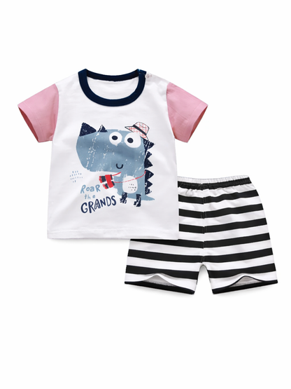 恐竜プリントのキッズ上下セット。ネイビーのリブ襟とピンクの袖の半袖Tシャツに、黒×白ボーダーのショートパンツ（ゴムウエスト）を組み合わせたデザイン。白背景で単品。
