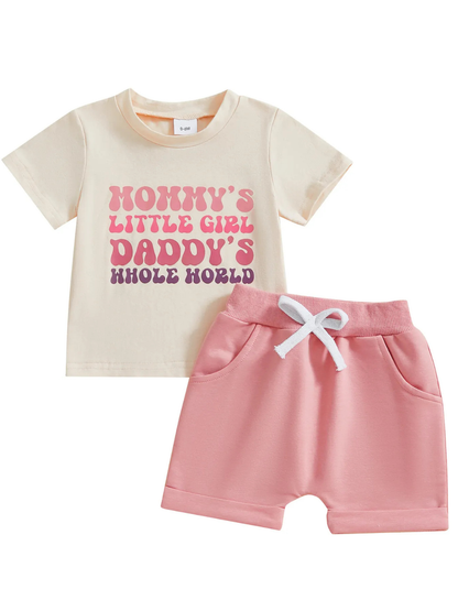 アプリコットのロゴプリント半袖トップスとピンクのショートパンツのベビーセットアップ全体
