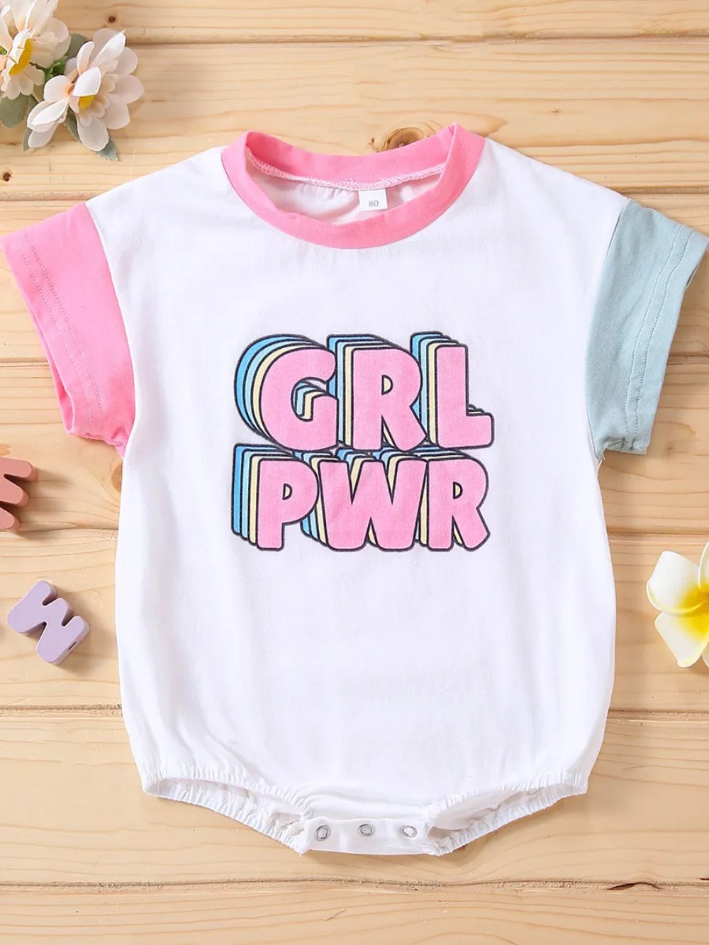 「GRL PWR」ロゴが映えるホワイトの女の子半袖ボディスーツ全体（配色袖）

