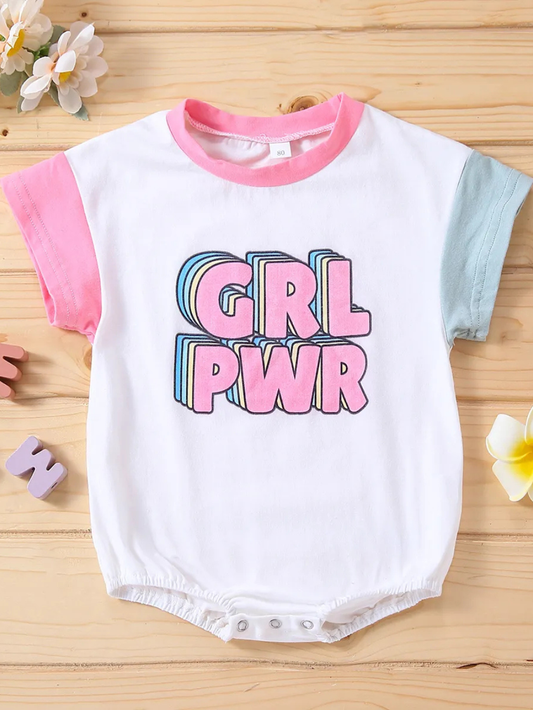 「GRL PWR」ロゴが映えるホワイトの女の子半袖ボディスーツ全体（配色袖）
