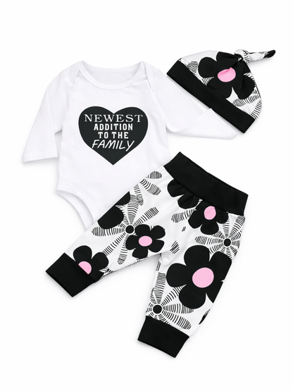 ハートプリント入り長袖ロンパースとフラワー柄パンツのベビー3点セット
