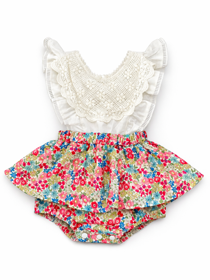 レースフリルトップスと花柄ボトムの女の子ベビー上下2点セット
