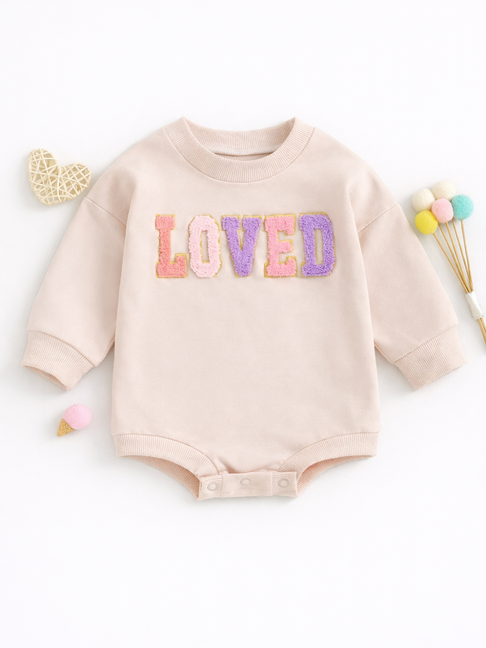 アプリコットの女の子長袖ロンパース アルファベット刺繍ロゴ入り前面デザイン
