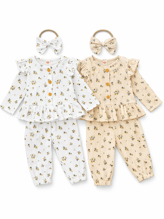 白背景に、小花柄のベビー／キッズ上下セット2色（ホワイト／ベージュ）と、各色に合わせたリボンヘアバンド2点を並べた商品画像。
