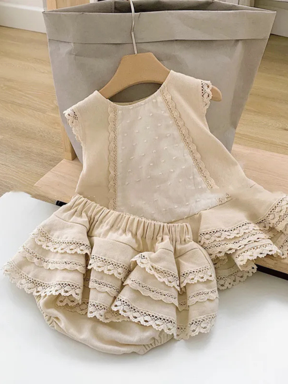 女の子ベビー用 ノースリーブレースセットアップ ベージュ
