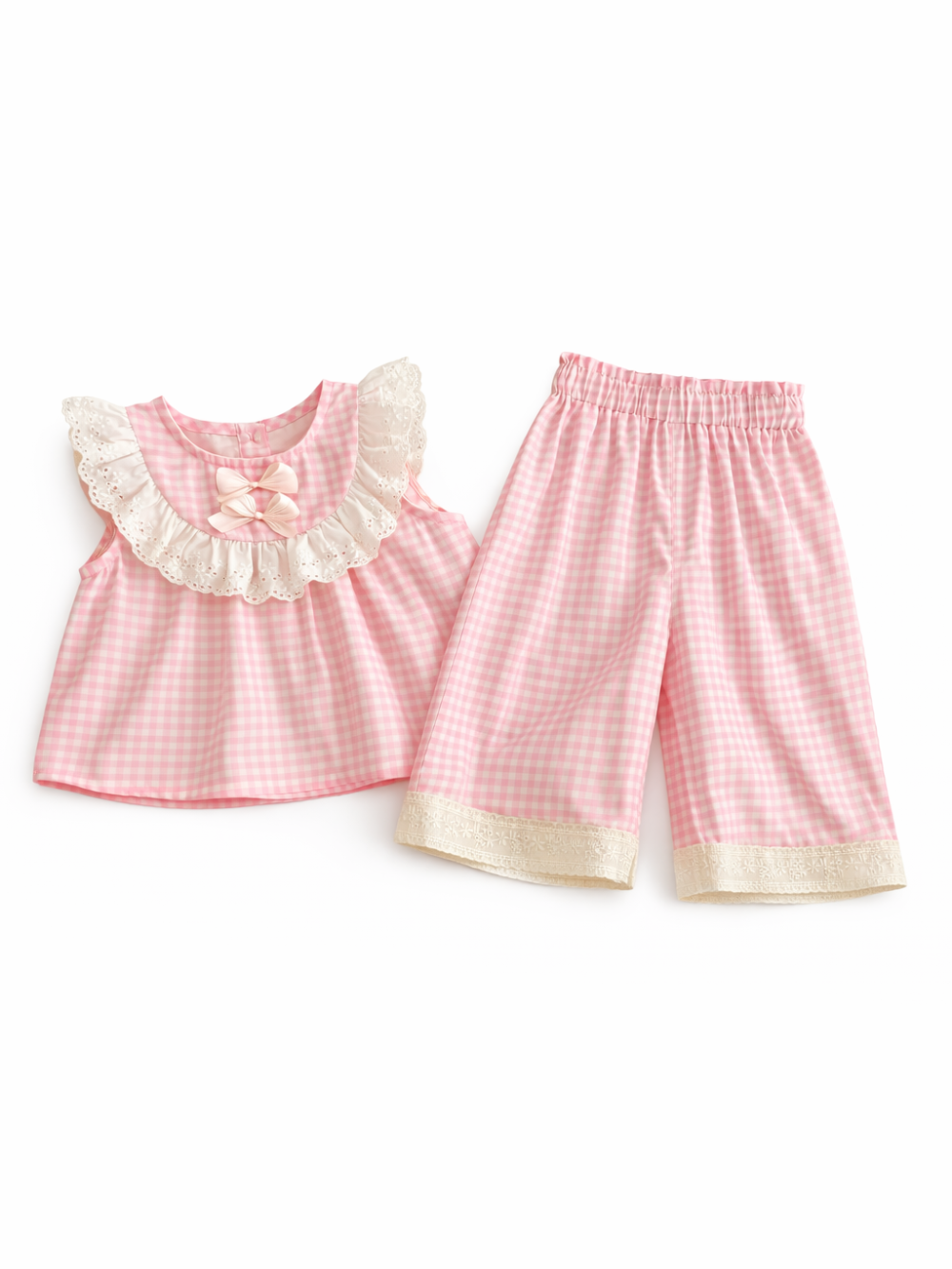 白背景に、ピンクのギンガムチェック柄ノースリーブトップス（レースフリル襟＆リボン付き）と、裾レース付きの同柄クロップドパンツを並べたキッズ2点セット商品画像。
