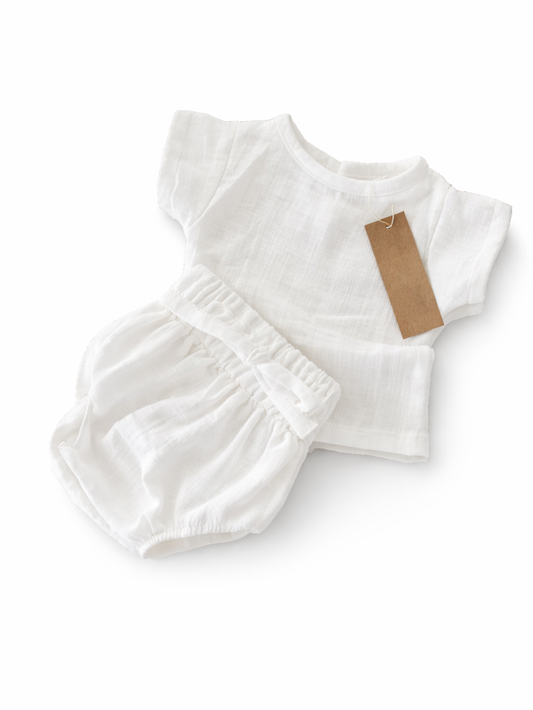 ホワイトの半袖トップスとブルマのベビー上下セット

