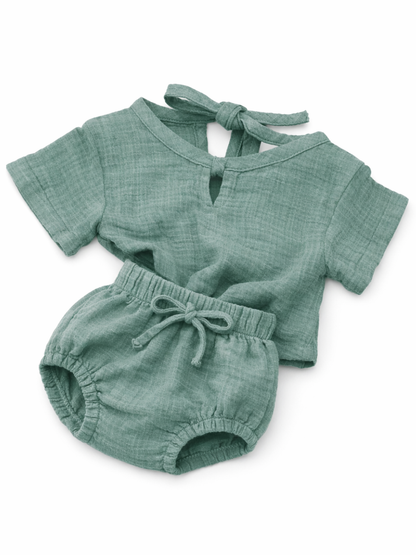 グリーンの半袖トップスとブルマのベビー上下セット 背中リボン結びデザイン
