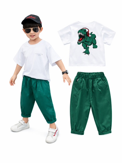 男の子が白いTシャツとグリーンのパンツのセットを着用している写真。横に、背中に恐竜プリントのある白いTシャツとグリーンのパンツの単品画像が並んでいる。
