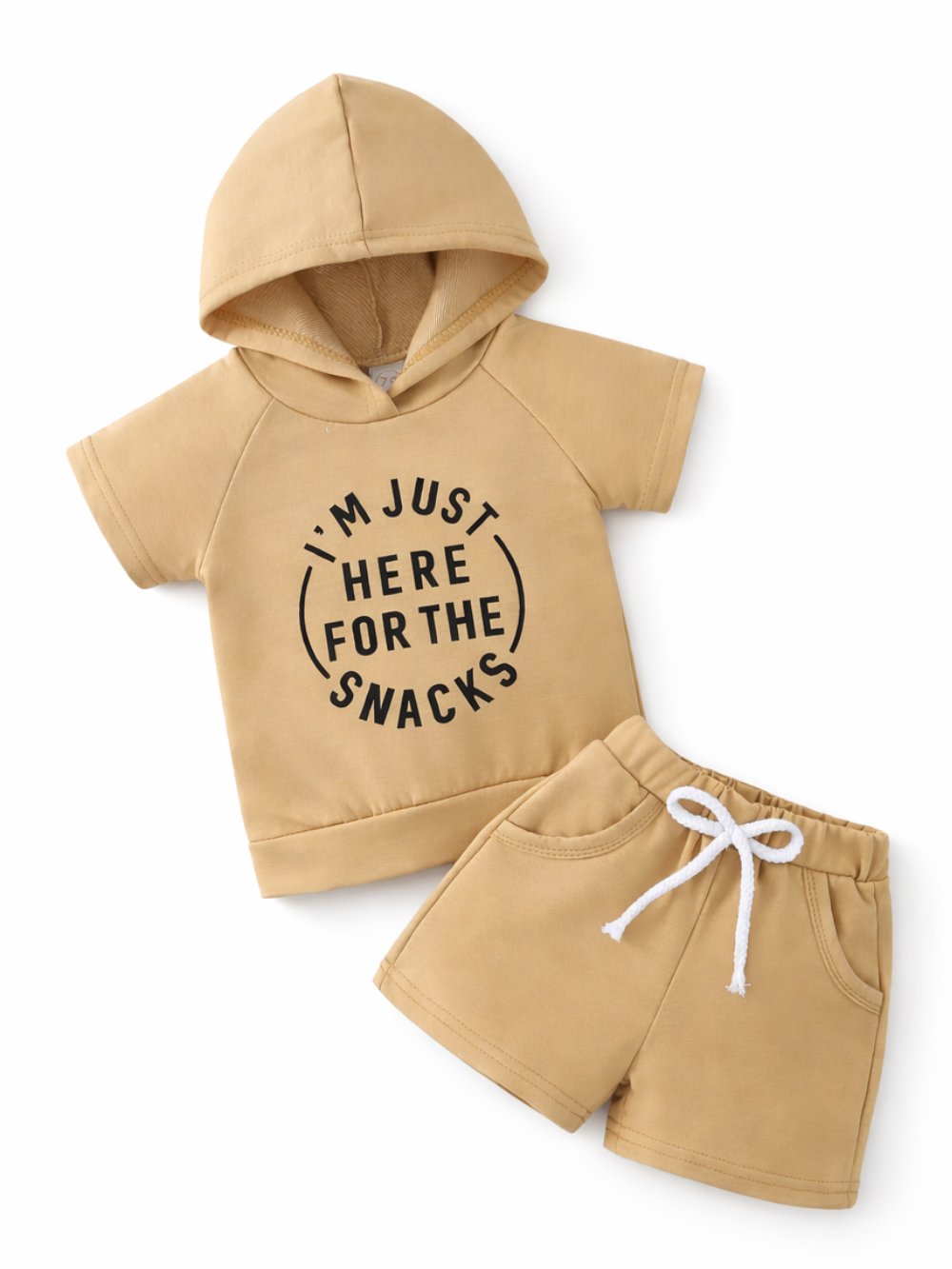 カーキの半袖フーディーとショーツの子ども上下セット レタープリント全体
