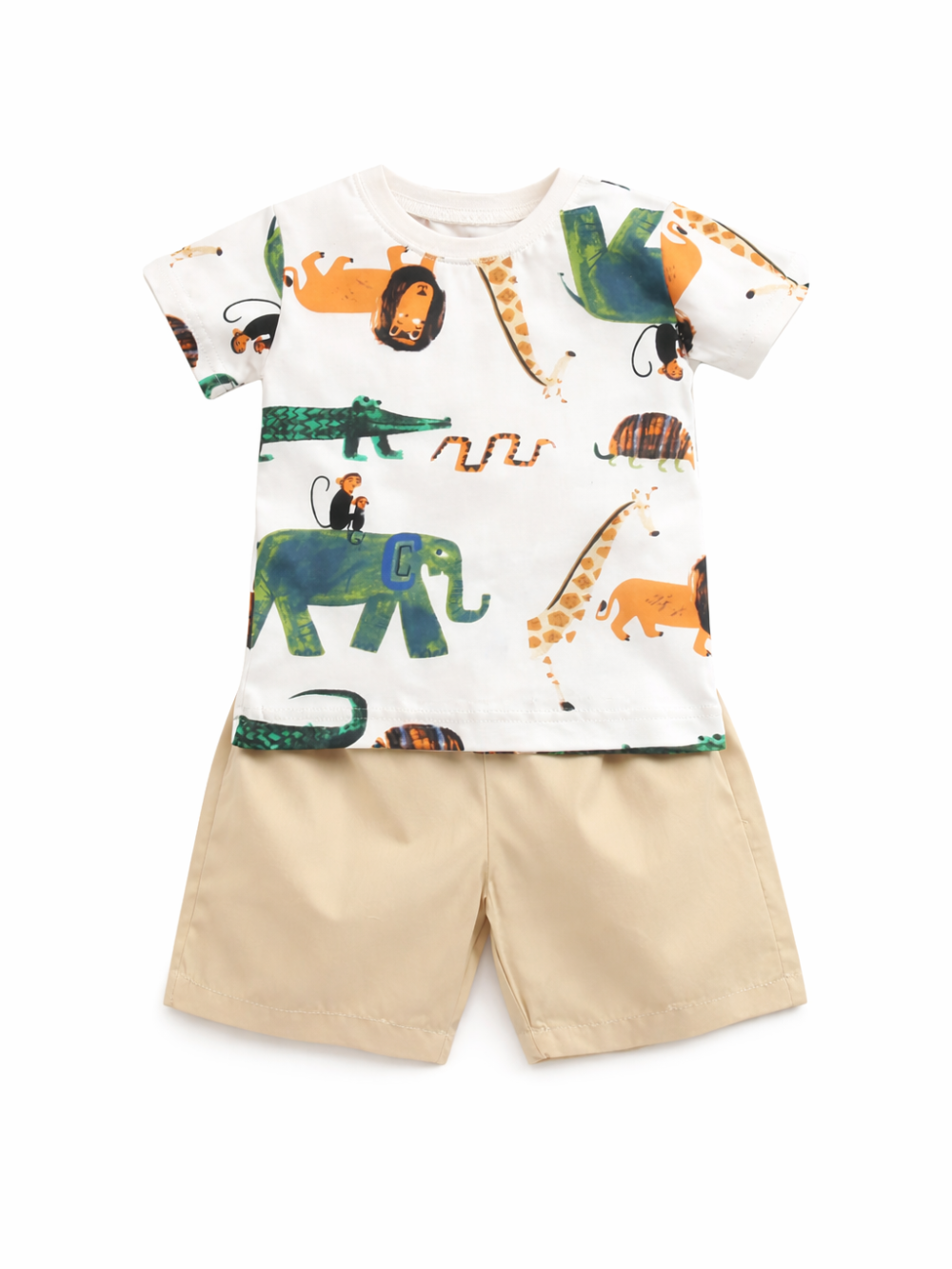 白背景に、ジャングル柄（ゾウ・キリン・ワニ・サルなど）のプリントが入った白い半袖Tシャツと、ベージュのショートパンツの2点セットが正面向きに置かれている商品画像。
