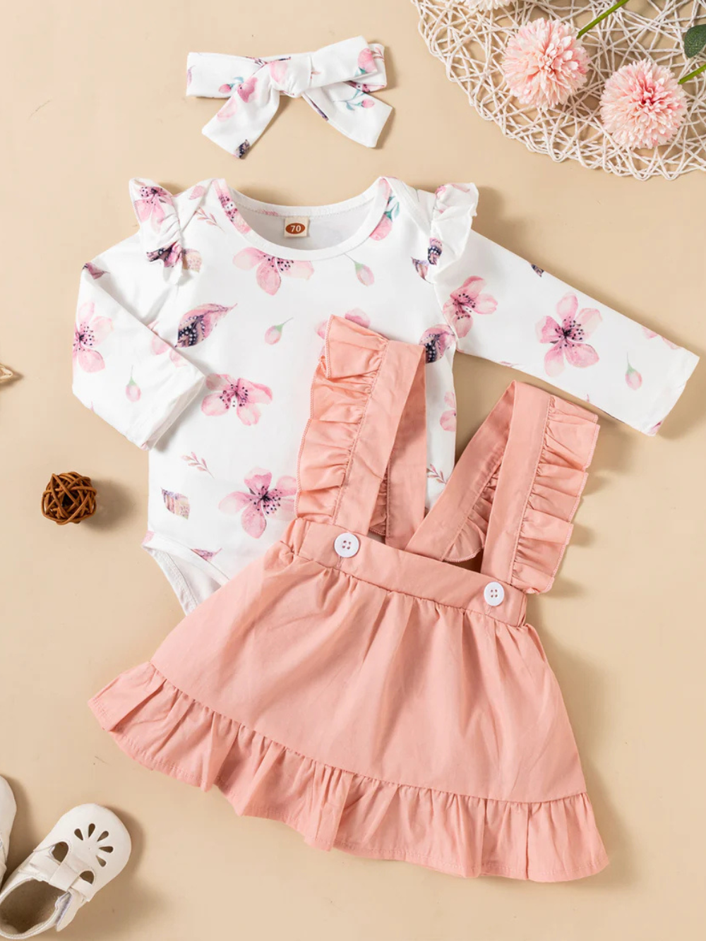 ピンクのストラップフリルドレスと花柄長袖ロンパースのセット
