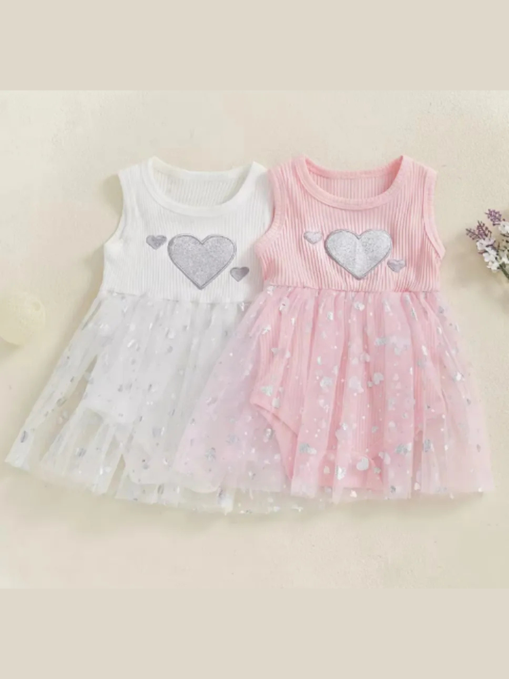 ホワイトとピンクの女の子ノースリーブロンパースワンピ ハート刺繍とメッシュスカート 2色並び全体
