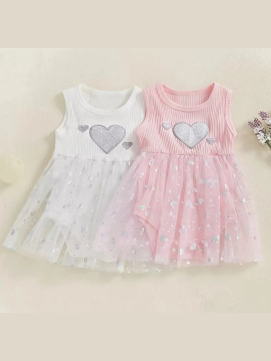 ホワイトとピンクの女の子ノースリーブロンパースワンピ ハート刺繍とメッシュスカート 2色並び全体
