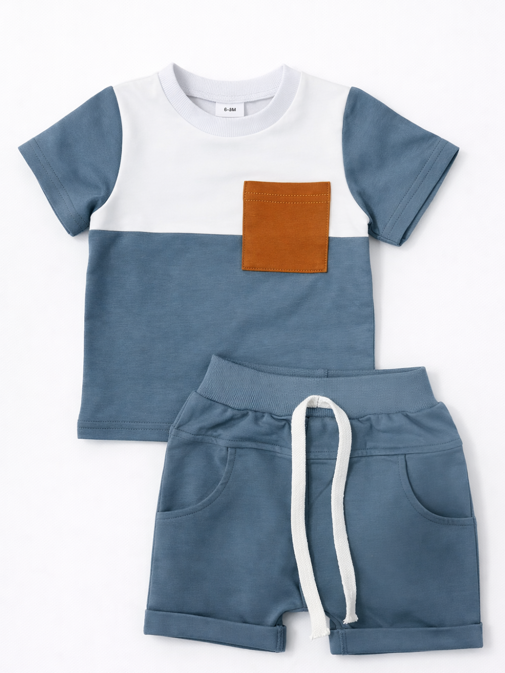 ブルーの配色バイカラー半袖トップスとショートパンツの上下セット
