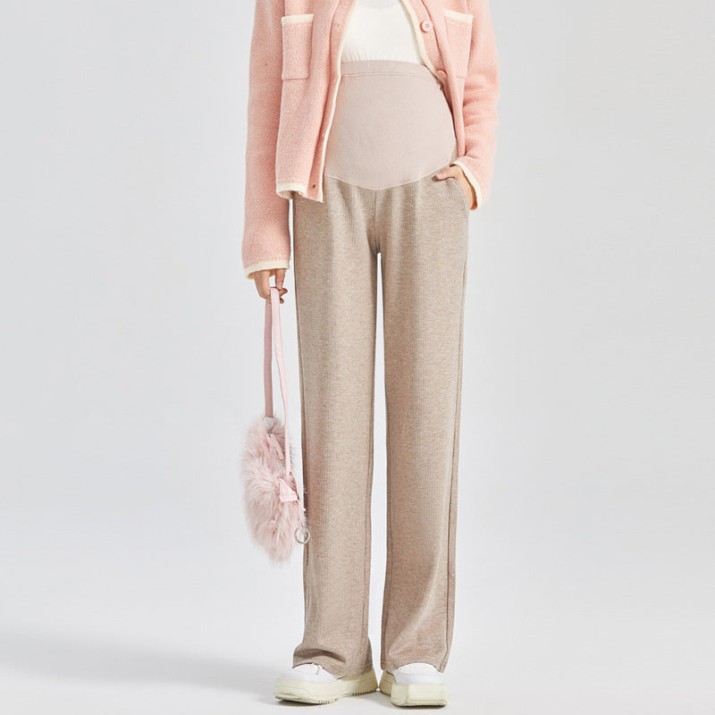 ルーズフィットのマタニティワイドパンツを全身で見せた着用イメージ
