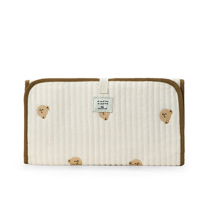 折りたたみ収納時の外観 ブラウンベア柄（おむつ替えポーチ・持ち運び）
