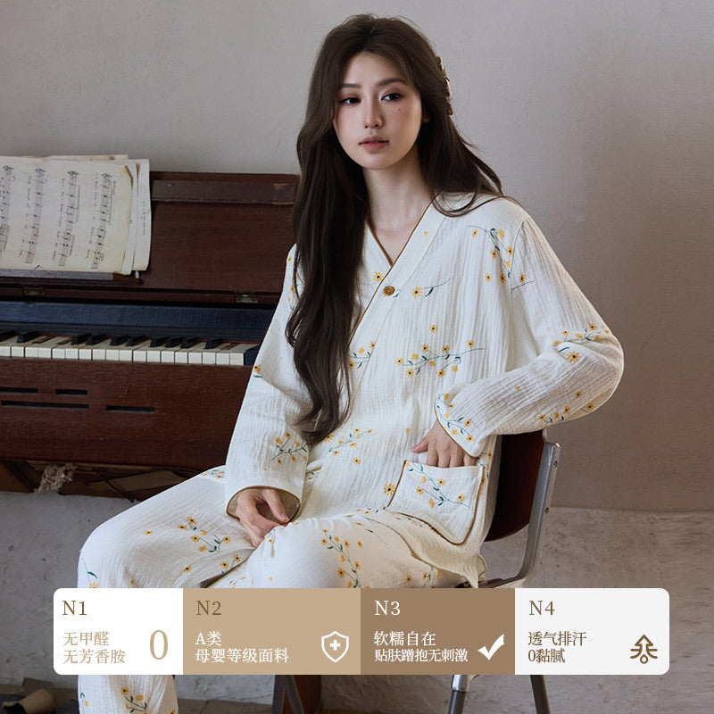 前合わせVネックのトップスデザインが分かるマタニティパジャマのイメージ
