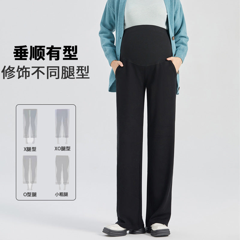 マタニティパンツのサイドシルエットでワイドな落ち感が分かる着用イメージ
