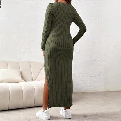 グリーンのマタニティロングワンピース 背面 すっきりした縦ラインのシルエット
