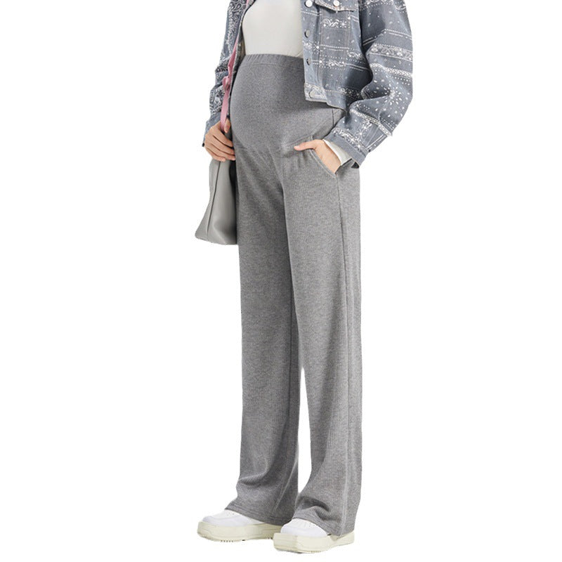 お腹まわりに配慮したマタニティパンツのウエスト部分が分かる着用イメージ
