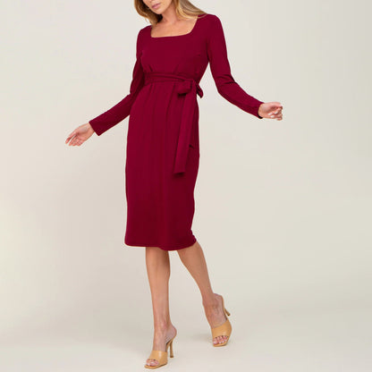ボルドーのマタニティミディ丈ワンピース 全身 ベルト付きのきれいめスタイル
