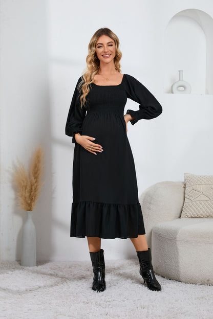 ブラックの裾フリル付きマタニティロングワンピース着用イメージ

