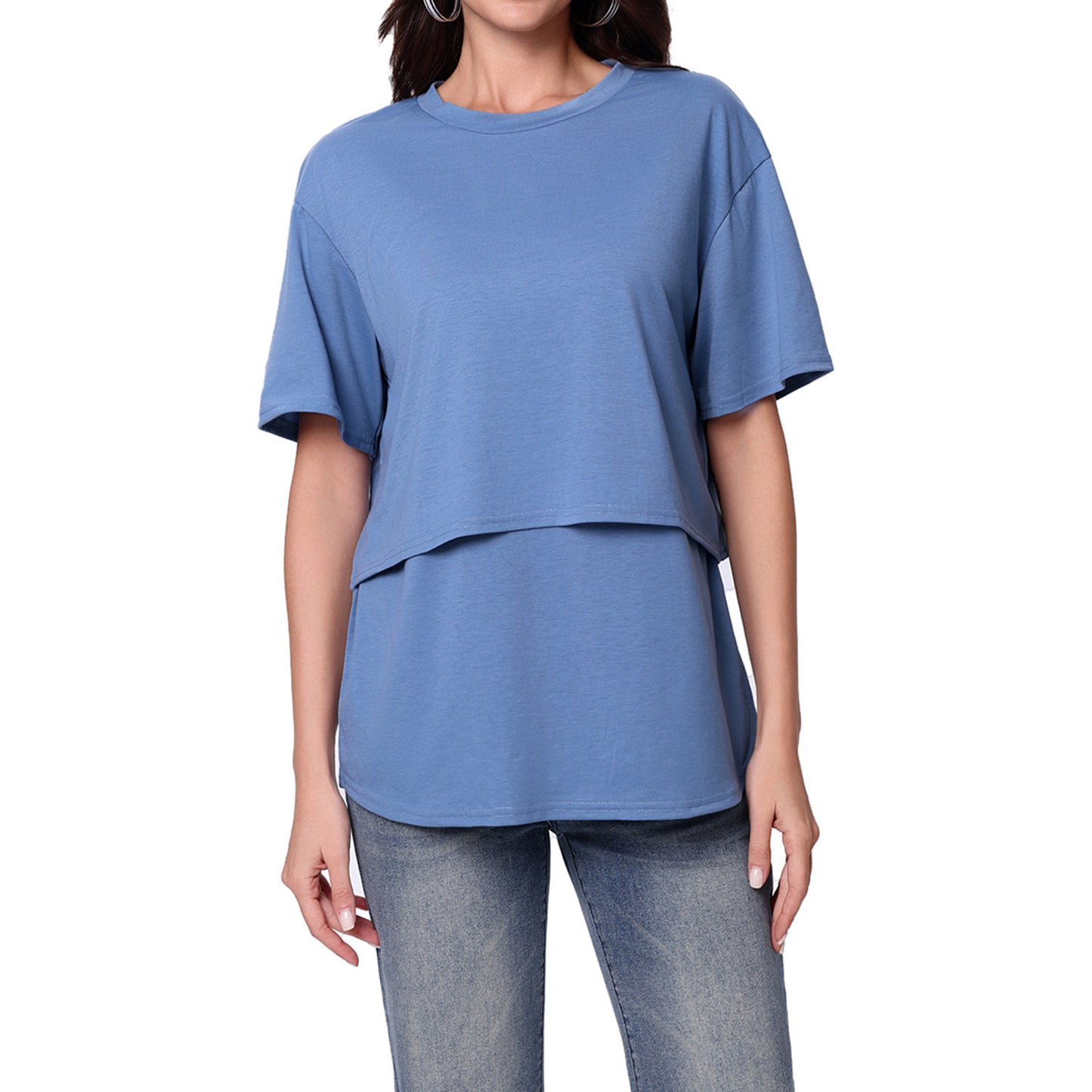 ゆったりシルエットの授乳対応マタニティ半袖Tシャツの全身着用イメージ
