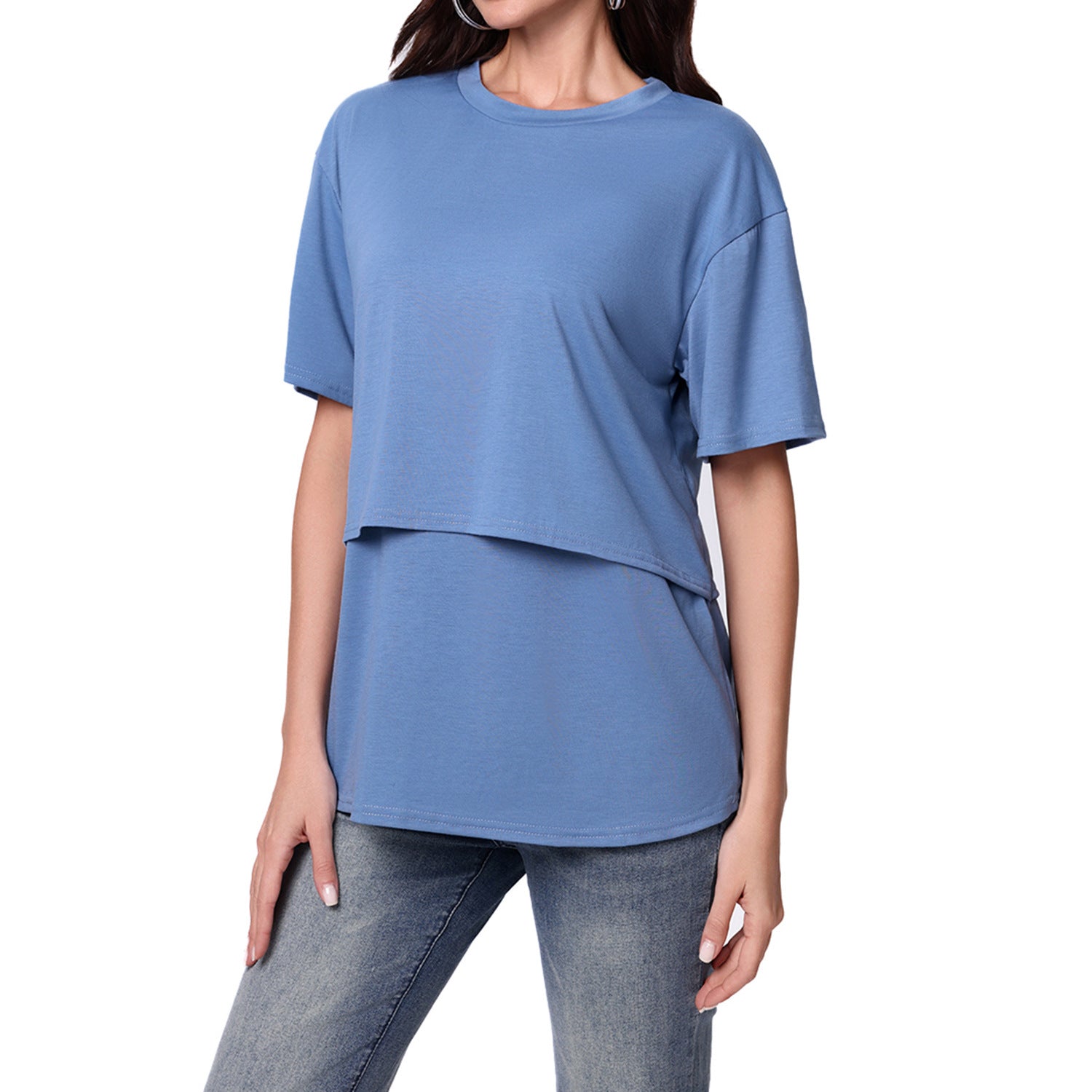 レイヤー風デザインの授乳対応マタニティ半袖Tシャツを正面から見た着用イメージ
