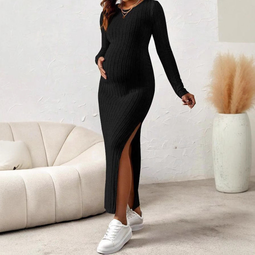 ブラックのマタニティロングワンピース 斜め横から見たスリットデザイン
