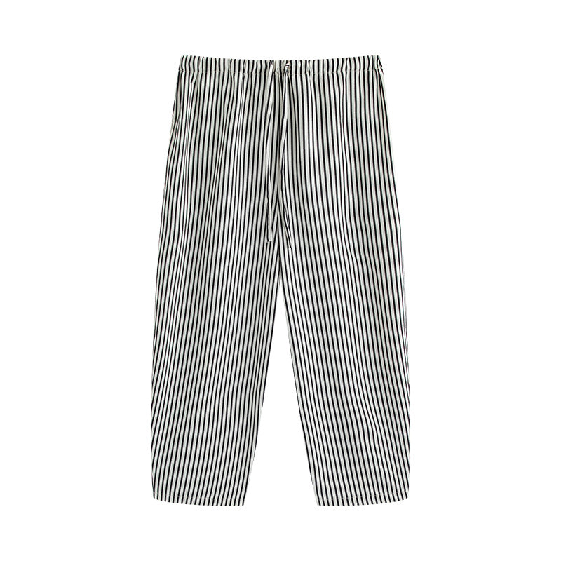 ストライプ柄マタニティパンツの全体シルエットが分かる全身イメージ
