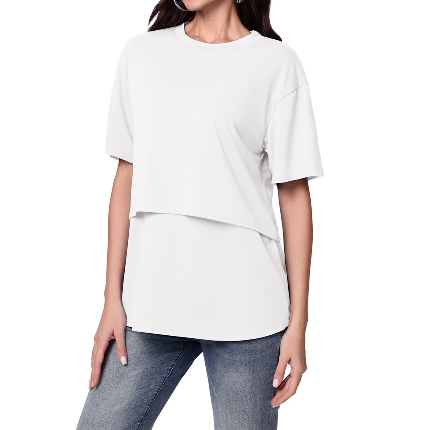 クルーネックの首元とレイヤー風シルエットが分かる授乳対応マタニティ半袖Tシャツの着用イメージ
